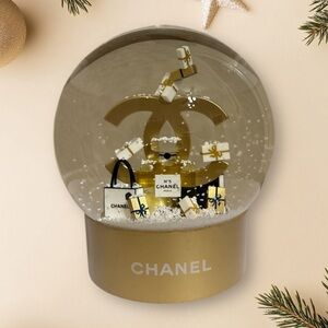 Chanel Snow Globe 2022
Limited Edition CC Logo Gift Box & No.5 Perfume Holiday